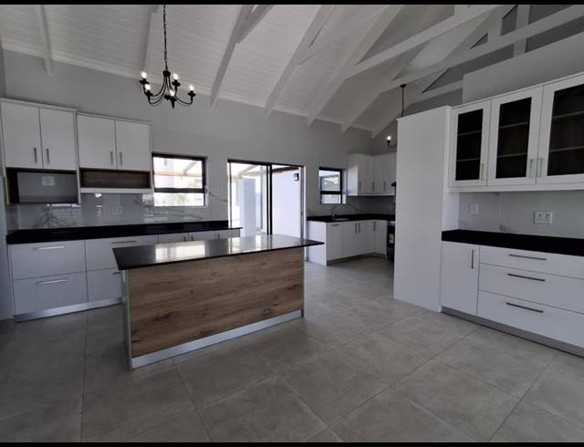 4 BEDROOM HOUSE FOR SALE IN DA GAMA BAY